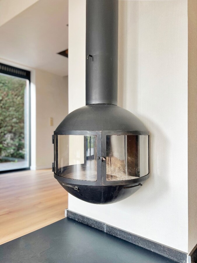 Ruime villa met unieke architectuur en tuin te Tollembeek 