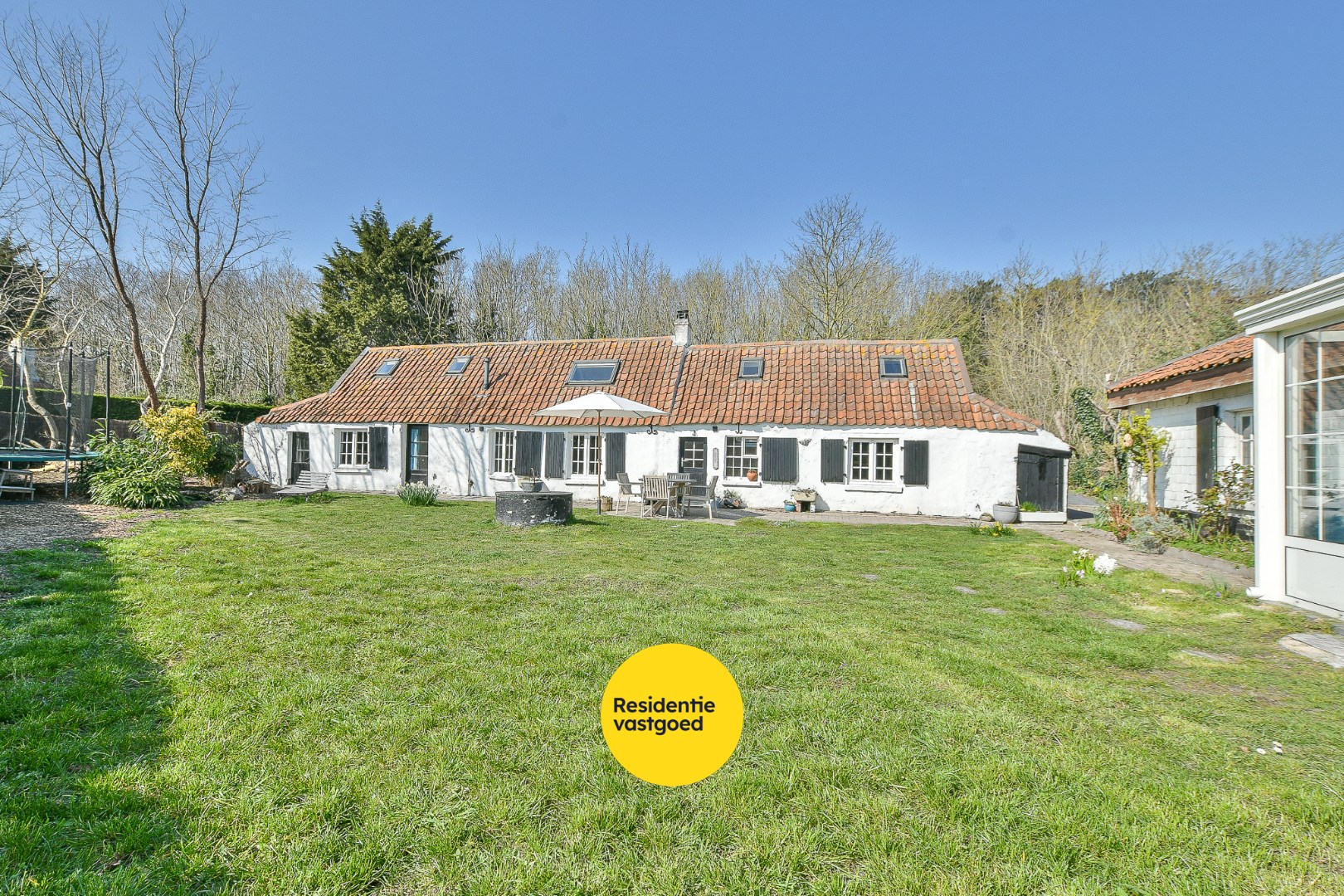 Charmante hoeve op 709m² in bosrijke omgeving aan de kust te koop! 