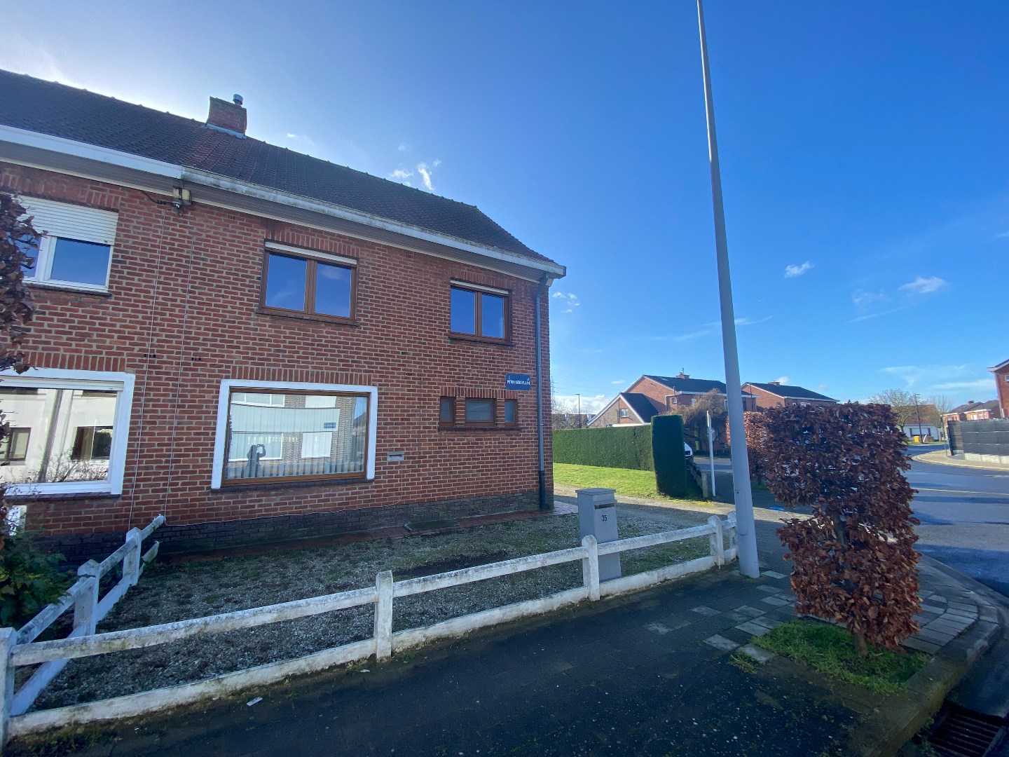 Degelijke halfopen bebouwing met groot potentieel op mooi hoekperceel van 524 m²! 