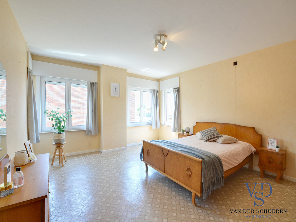 Degelijke woning met tuin en afz. garage. 