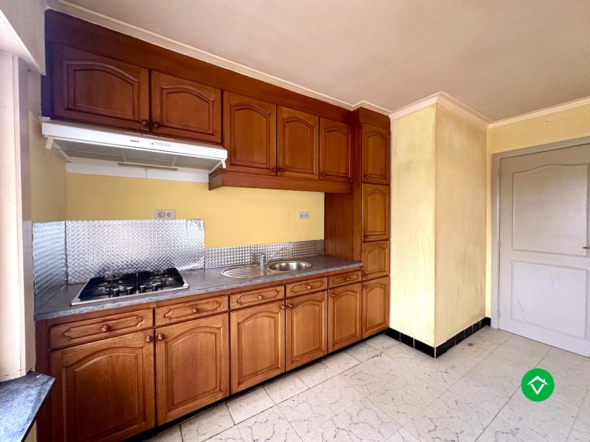 Alleenstaande woning met bakstenen garage en ruime tuin in Ichtegem 