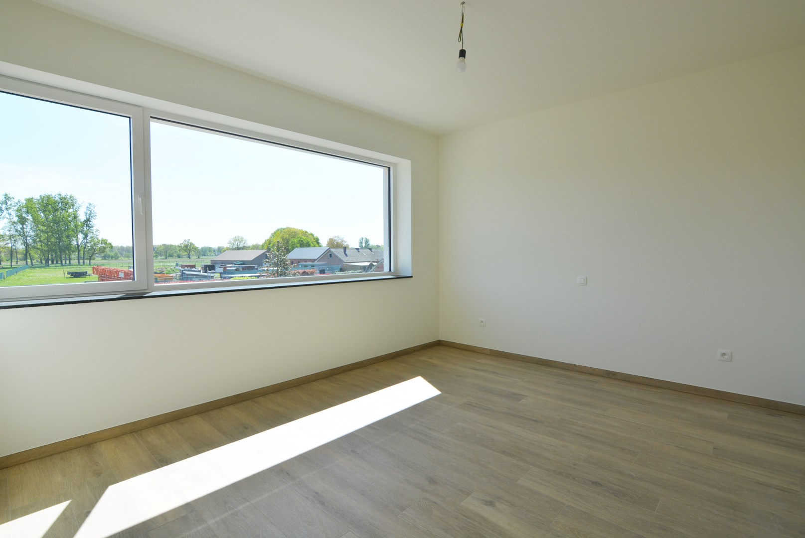 Moderne, energiezuinige, halfvrijstaande woning met carport op 3 a 80 ca. 