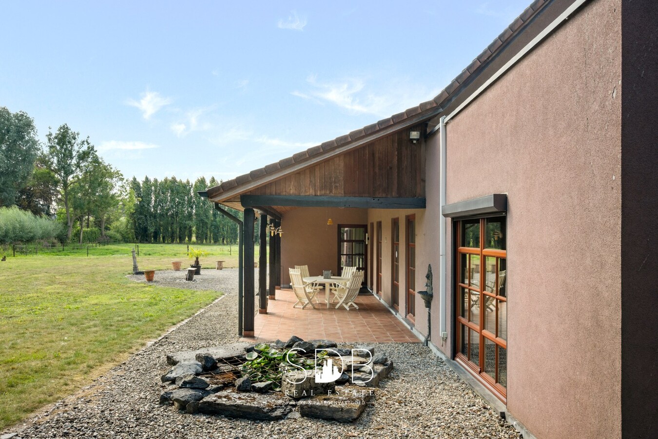 Hedendaagse villa met gezinstuin en graslanden op 7.496m² 