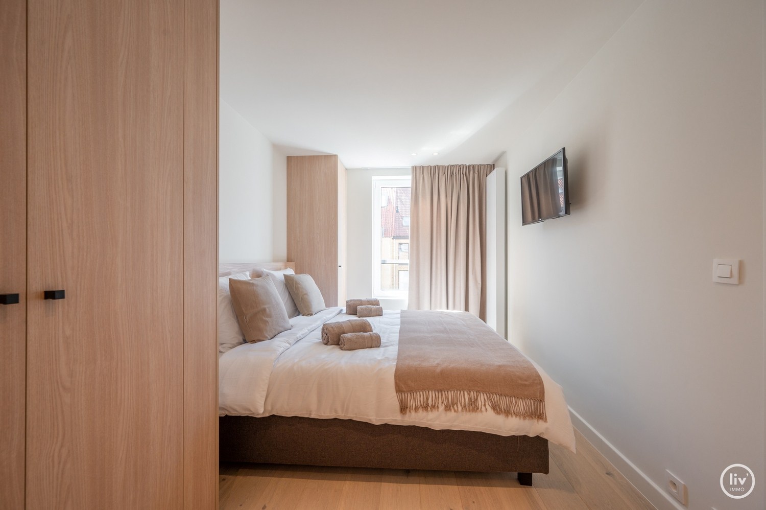 Prachtig, ruim gerenoveerd appartement met een mooie gevelbreedte van 7 m, gelegen op de Lippenslaan te Knokke. 