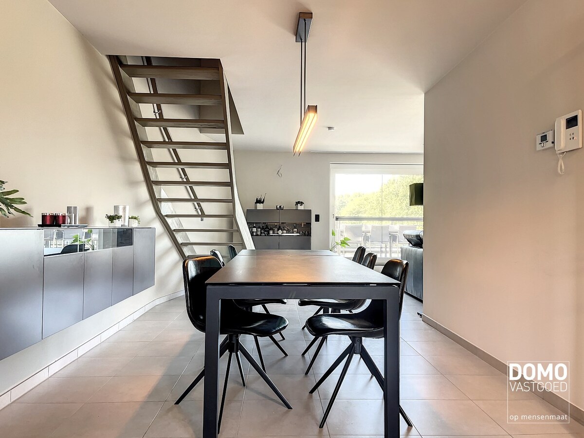 Luxe duplex appartement met terras, garage en 2 slaapkamers in Beverst - Volledig bemeubeld. 