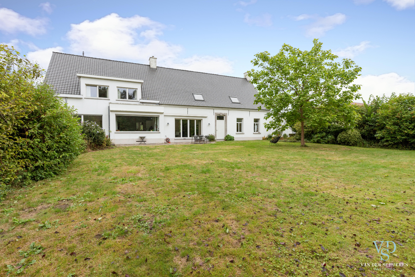 Authentiek landhuis met 5 ruime slaapkamers én gelijkvloers bureau. 