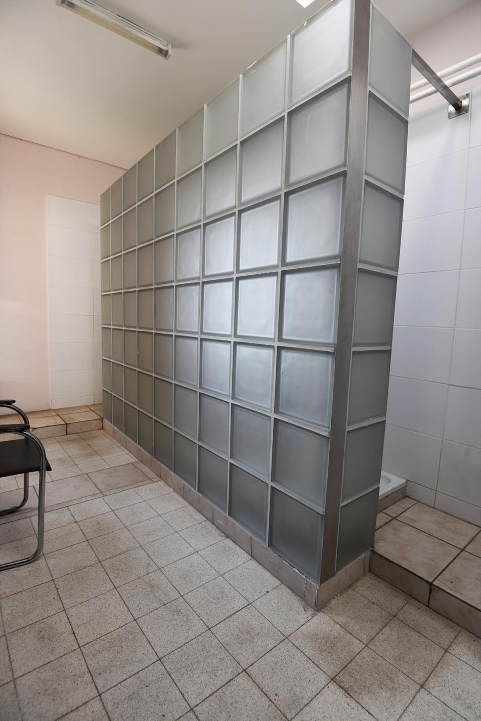 Pand met diverse mogelijke bestemmingen (9 slpks, 2 badkamers,...) goed gelegen te Adegem 