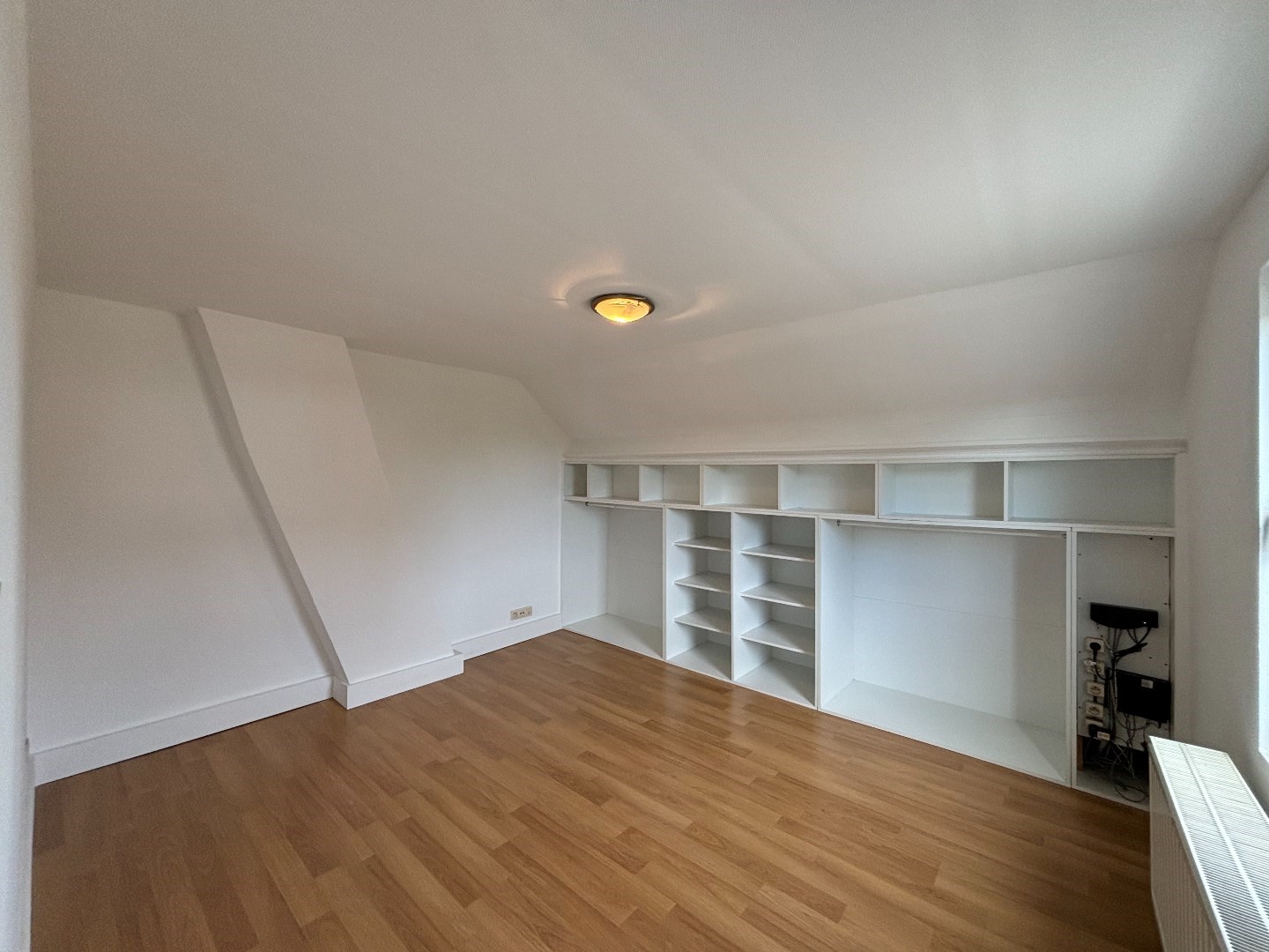 Goed onderhouden gezinswoning met 3 slpk. en ruimte voor bijberoep in Mol-Sluis 