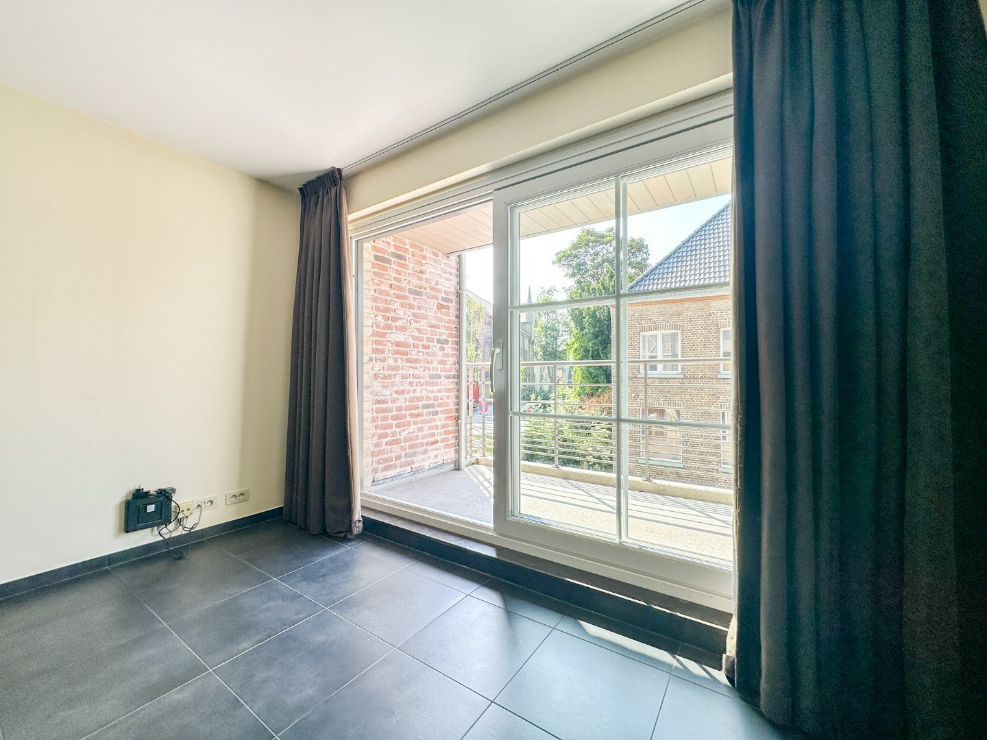 Instapklaar energiezuinig appartement hartje Eernegem, met zonnig terras, topligging. 