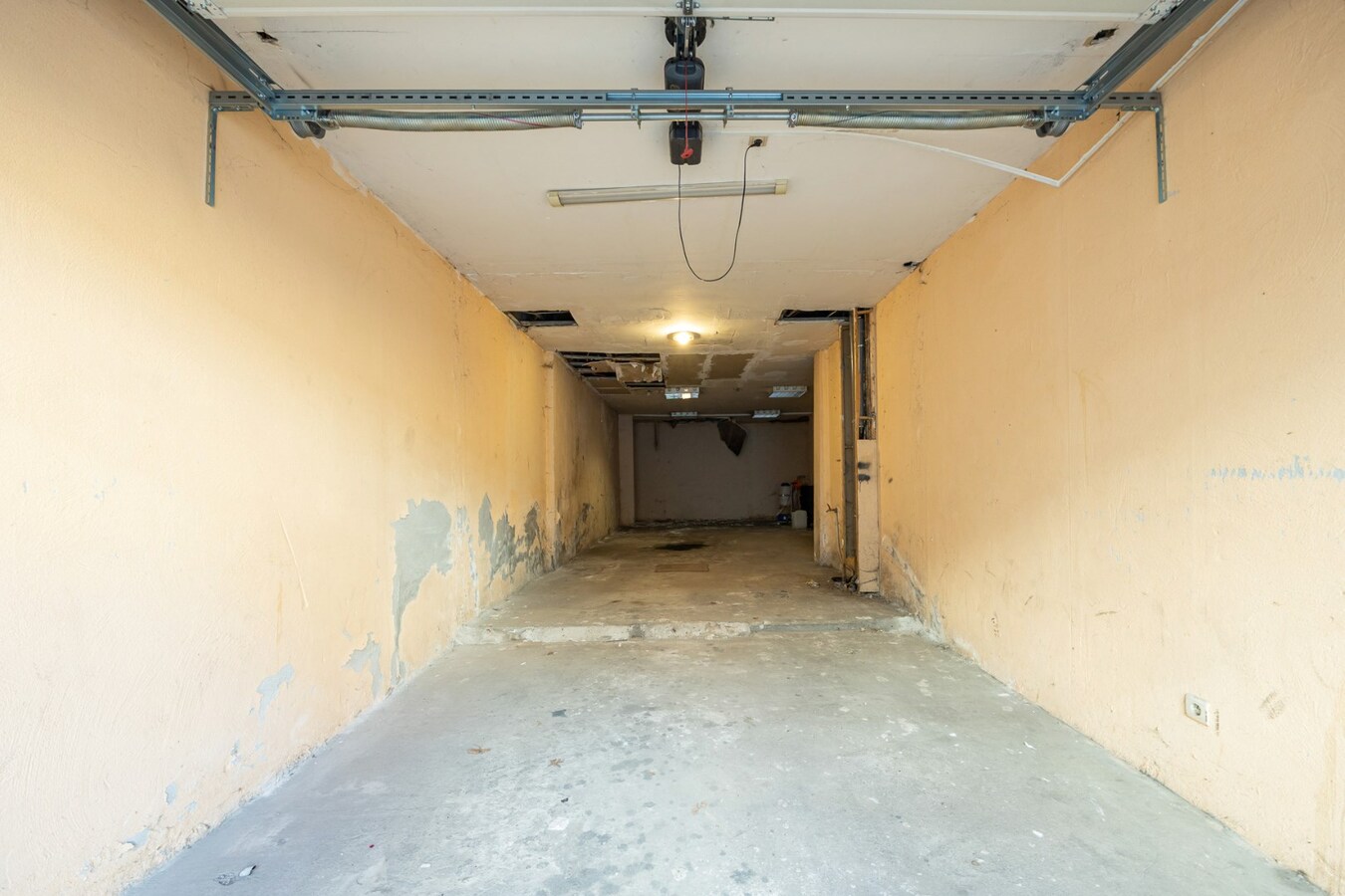 Te renoveren opbrengsteigendom met garage te Antwerpen! 