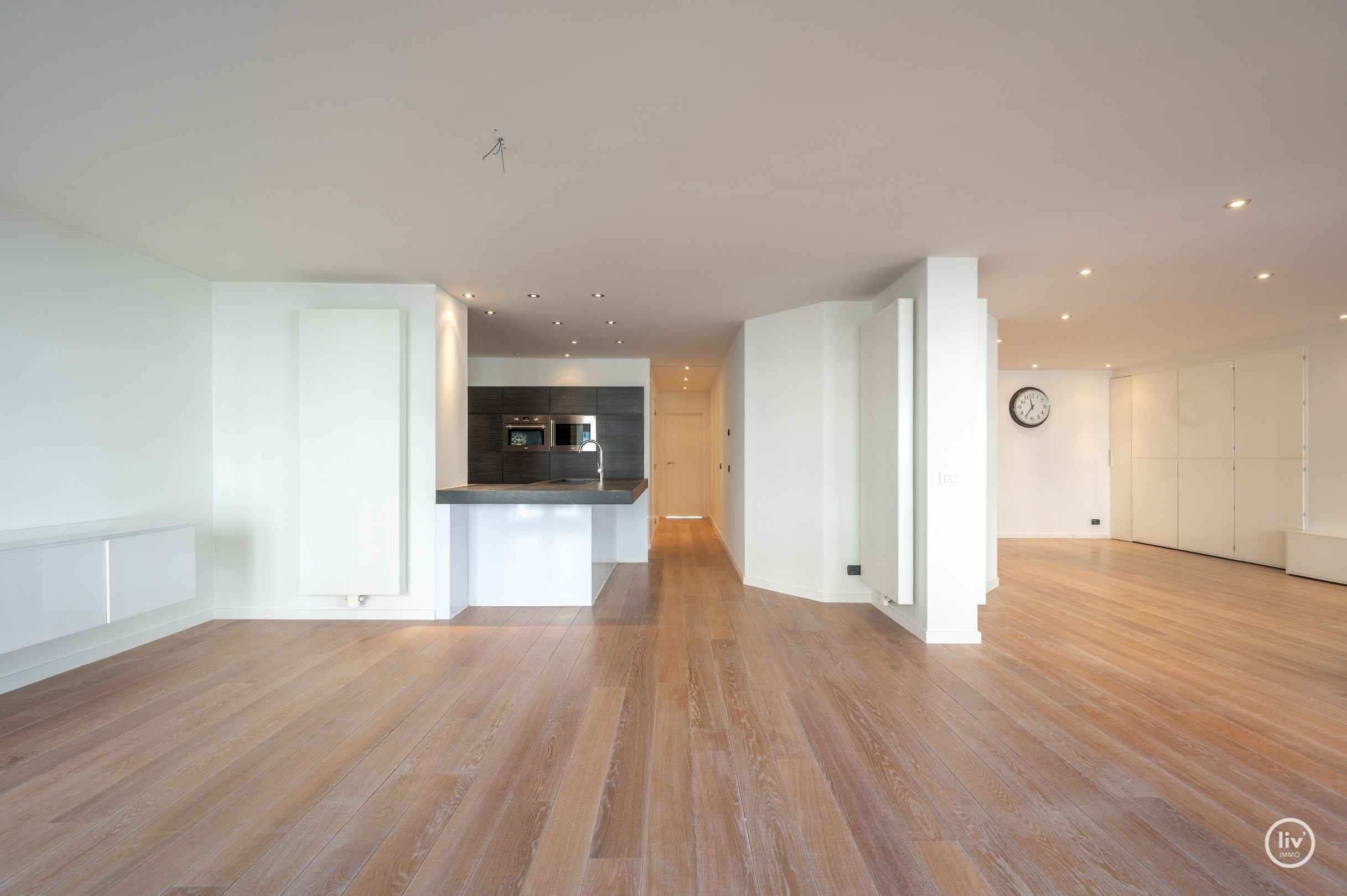Appartement exceptionnellement spacieux avec une largeur de façade exceptionnelle et une superficie totale de 163 m², idéalement situé sur l'avenue Dumortier à Knokke. 