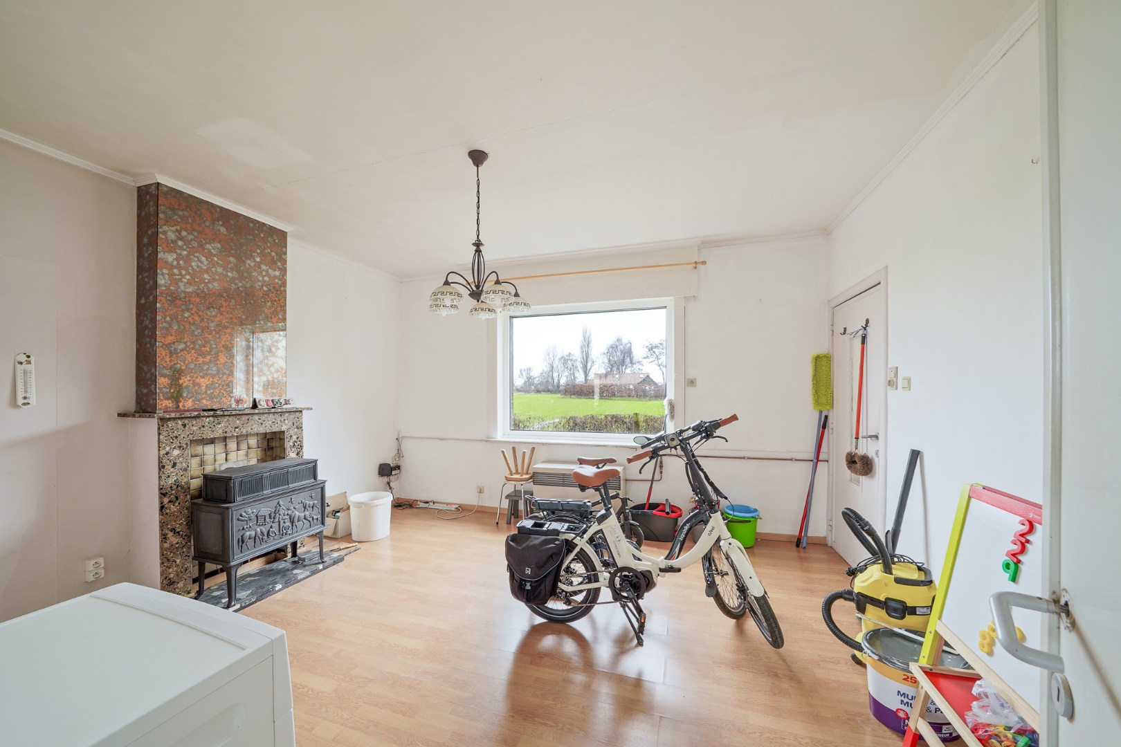 Alleenstaande woning op ruim perceel met vernieuwd woongedeelte en loods (80 m²) 