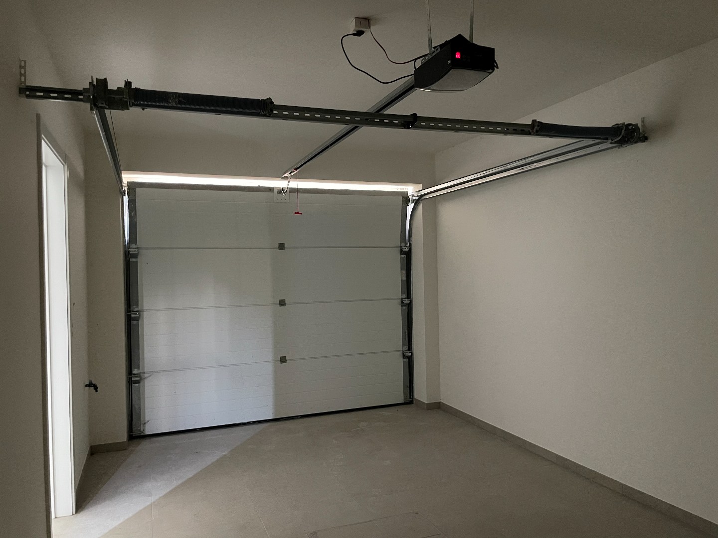 Nieuwbouwwoning met 3 slaapkamers inpandige garage , terras en tuin 
