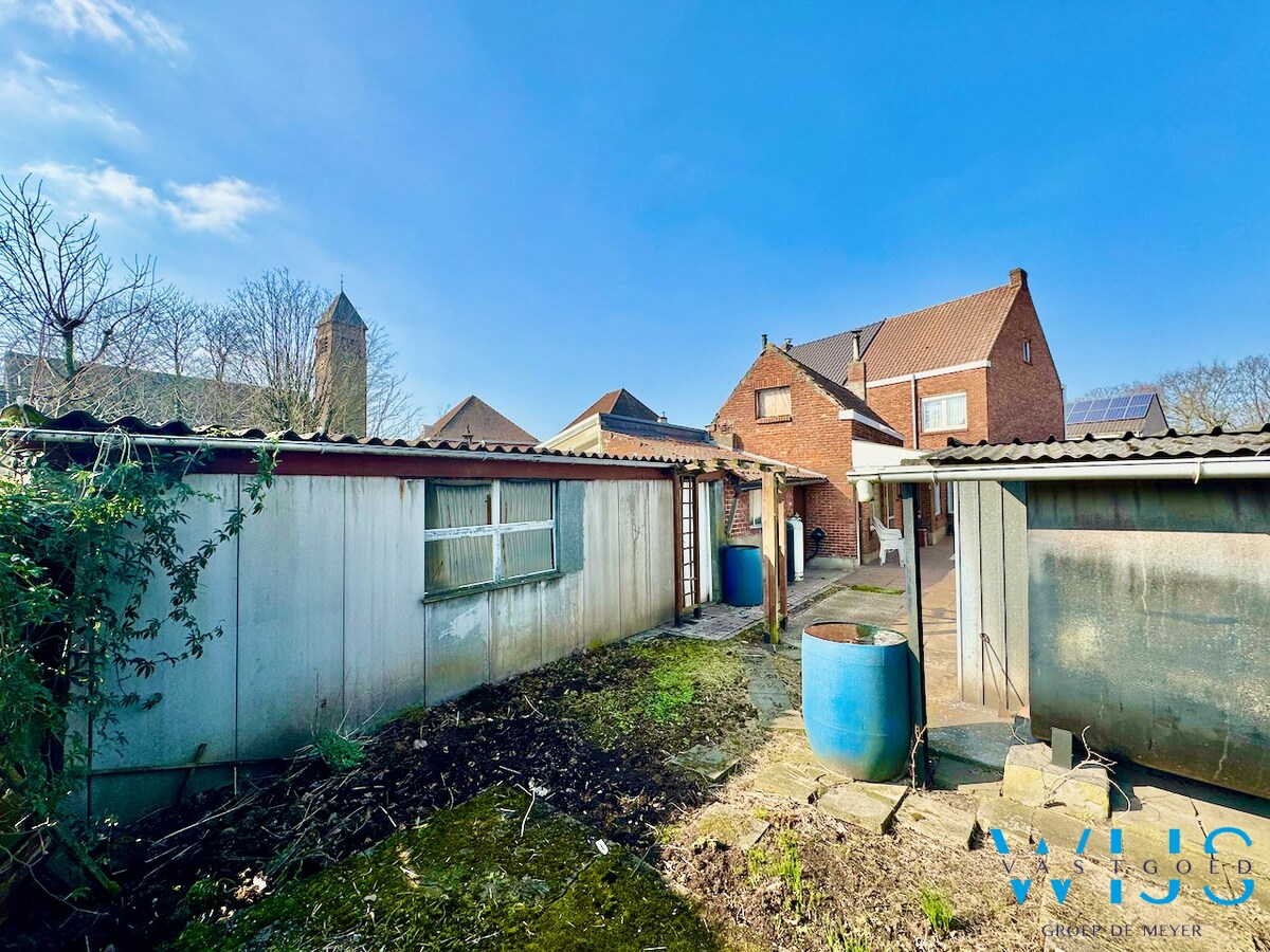 Op te frissen woning met tuin &amp; 2 garages te Rieme ! 