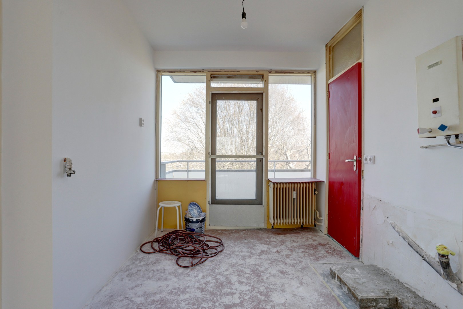 Dit 3 (voorheen 4) kamer appartement is helemaal naar eigen smaak te realiseren met 2 slaapkamers (3e slaapkamer is gemakkelijk te realiseren), 3 balkons, berging in de onderbouw en gelegen op eigen g 