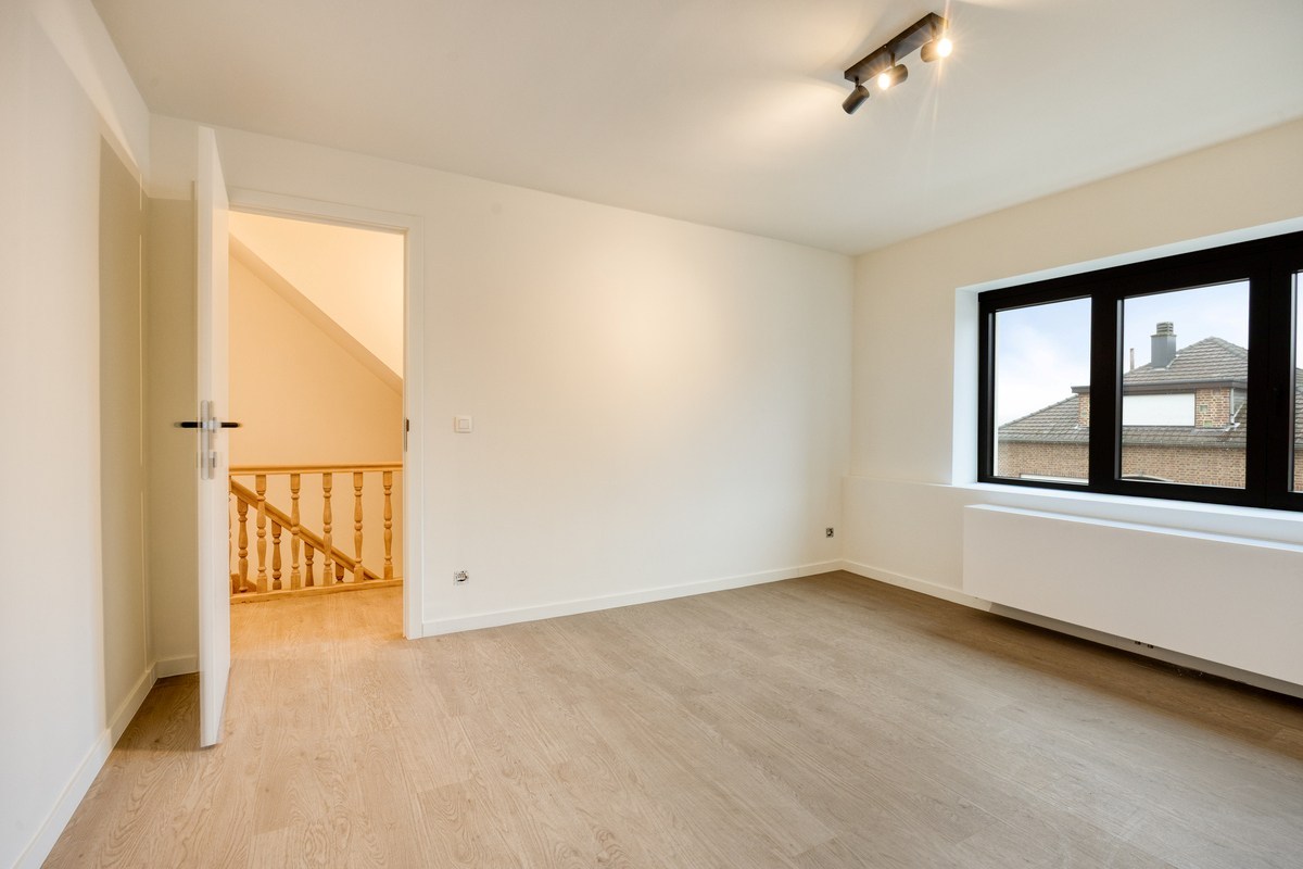 Volledig gerenoveerde halfopen bebouwing met 3 slaapkamers, tuin, terras en garage in Kumtich! – EPC 95 kWh/m² - bewoonbare opp. 153 m² 