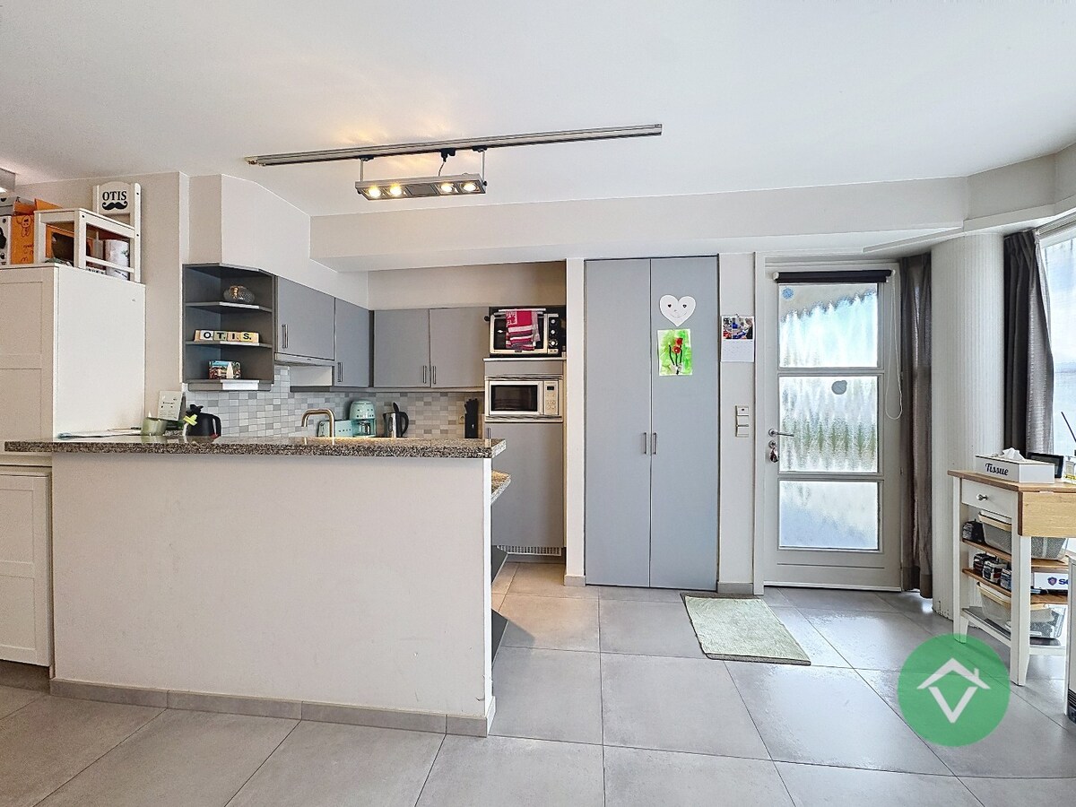 Volledig gerenoveerd handelspand met woonst en garage te Koekelare 