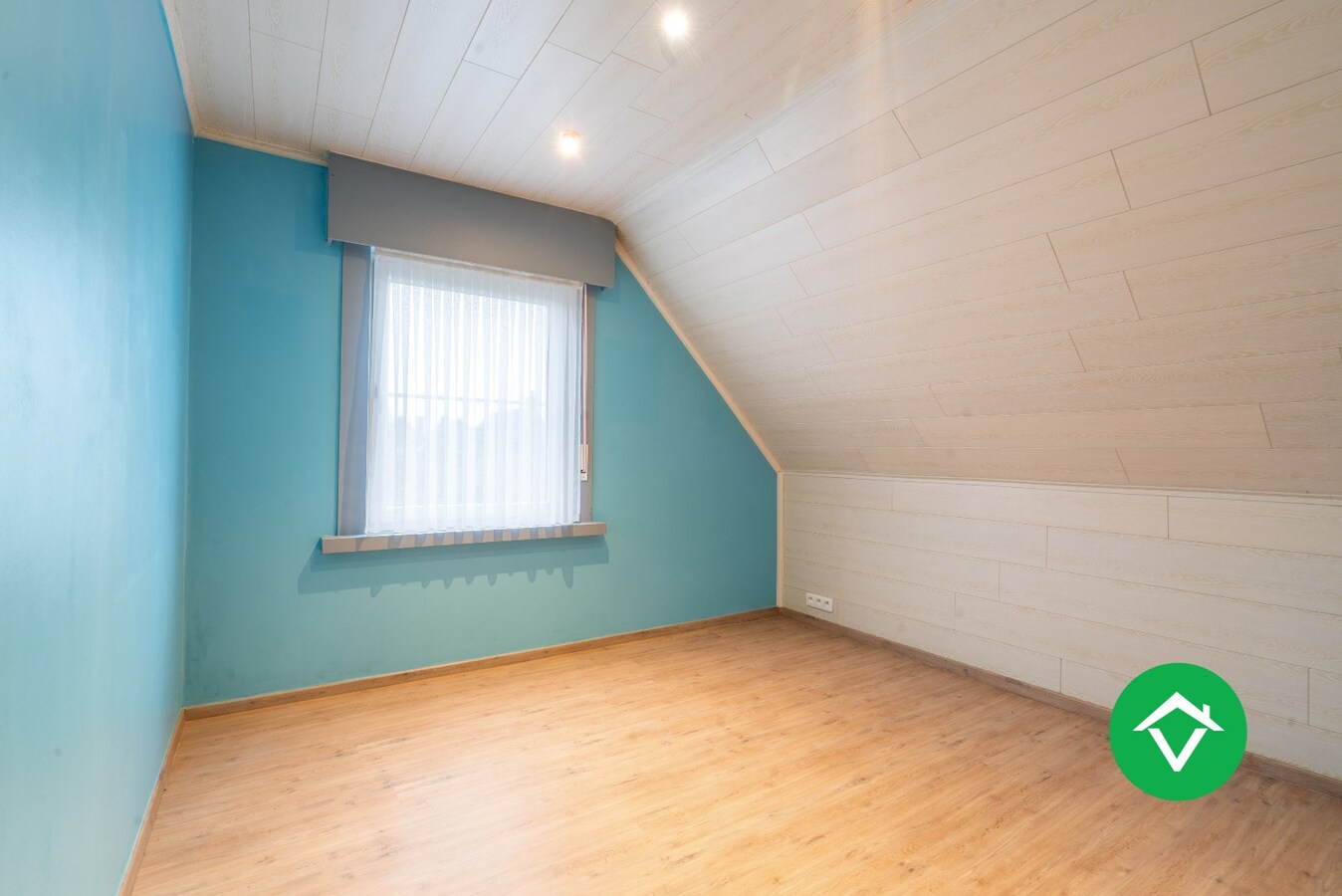 Ruime alleenstaande woning met 3 slaapkamers, tuin en garage te Roeselare 