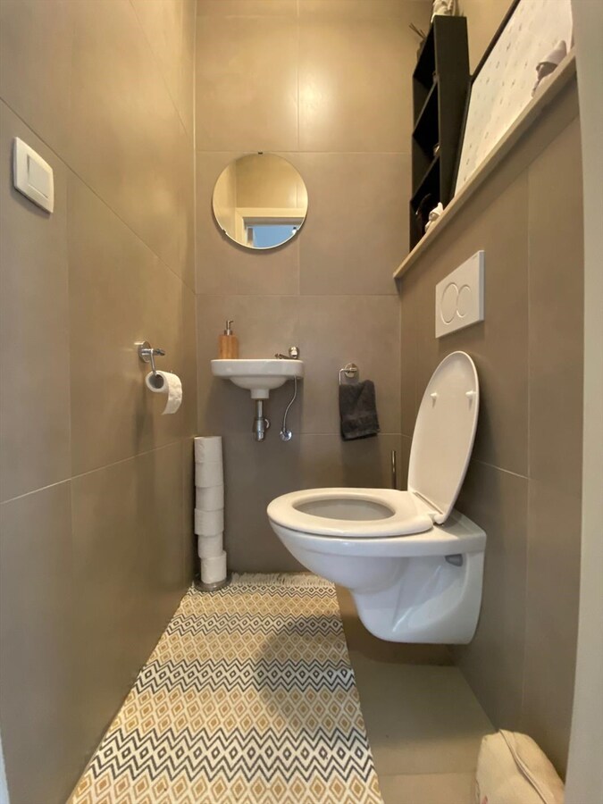 In het centrum gelegen dakappartement met 2 zonneterrassen te Koekelare 