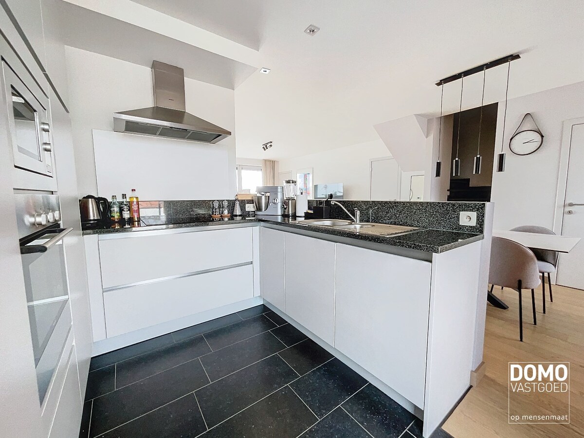 Knap en ruim appartement in het centrum van Kermt, inclusief een buitengewoon terras. 