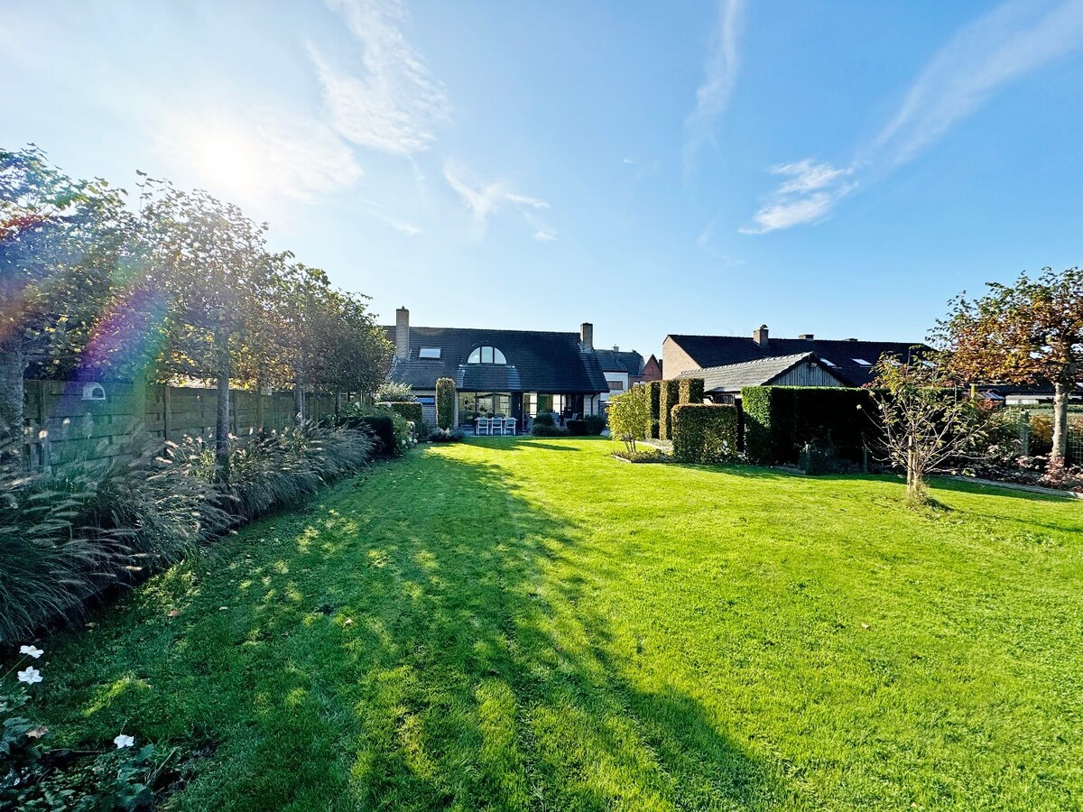 Ruime gezinswoning met knappe tuin te Erwetegem 