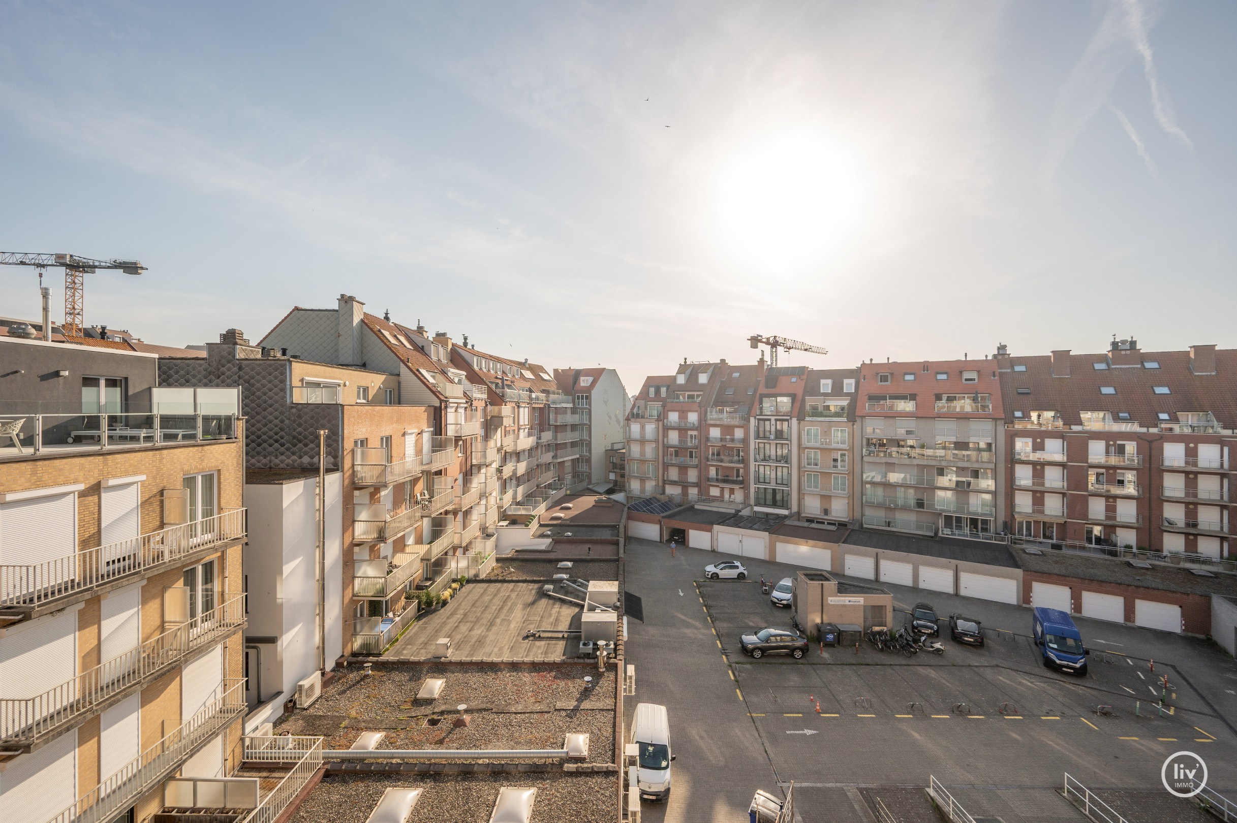 Appartement en triplex prêt à emménager situé près de la place Rubens avec vue latérale sur la mer. 