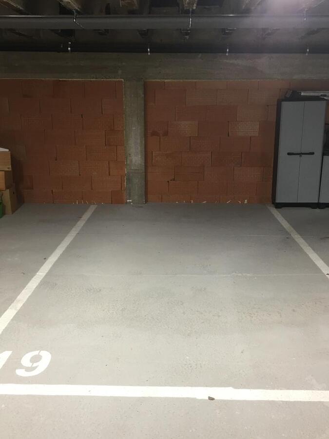 2 overdekte staanplaatsen in centrum Gavere   UITSTEKENDE INVESTERING !! 