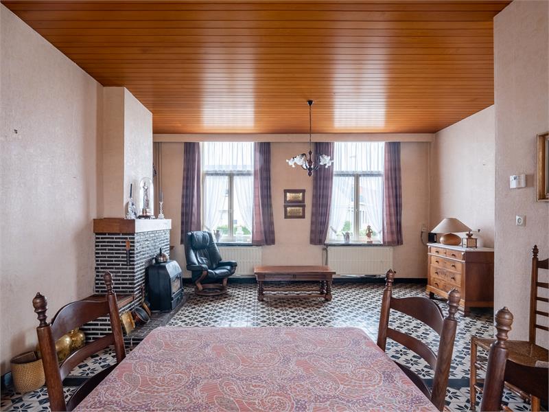 Ruime hoeve met grote schuur en veel potentieel. 