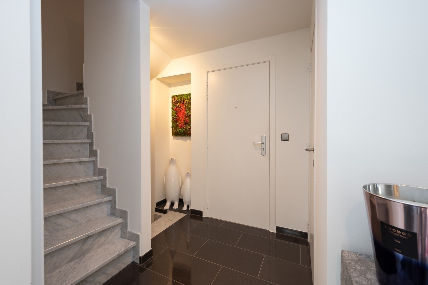 Uitzonderlijk appartement (232m2) met 4 slaapkamers en ruim terras op topligging met zicht over de kerk te Dumortierlaan. 