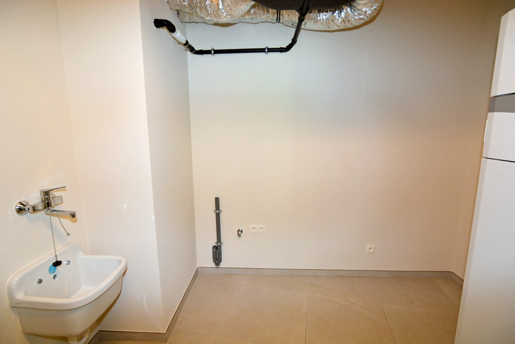 Gelijkvloers nieuwbouwappartement 124 m² met 2 slpk, tuintje en 2 autostandplaatsen. 