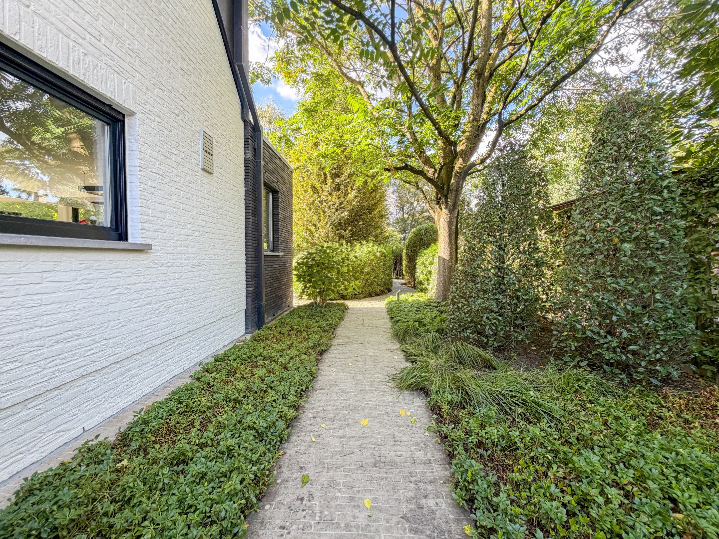 Ruime villa met prachtige tuin en hoogwaardige afwerking, perceel van 1891 m², rustig gelegen te Torhout 