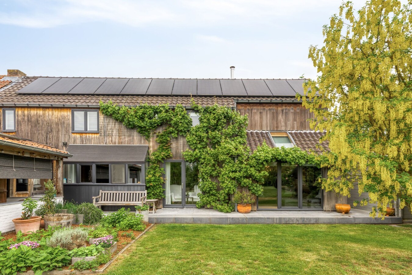 Karaktervolle woning met unieke uitstraling, omgeven door groen en absolute privacy 