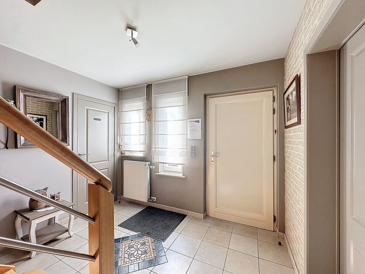 Deze woning is gelegen in Kaulille, een deelgemeente van Bocholt, in een doodlopende straat met een gezellig pleintje. 