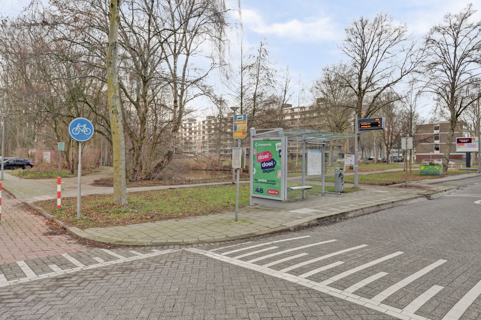Modern en energiezuinig appartement (A++) met ruim terras op het westen, eigen parkeerplaats, fraaie keuken, badkamer en gelegen op eigen grond. 