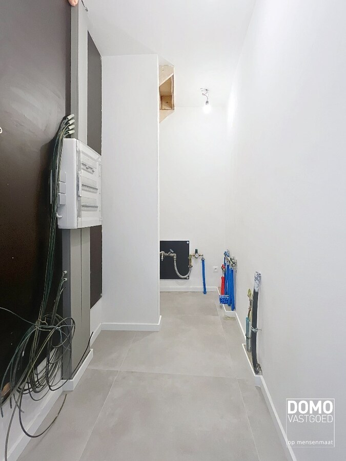 PRACHTIG GERENOVEERDE, LICHTRIJKE WONING MET 3 SLAAPKAMERS, 2 BADKAMERS, EEN ZONNIGE TUIN EN 2 PARKEERPLAATSEN TE GINGELOM (MIELEN-BOVEN-AALST) 