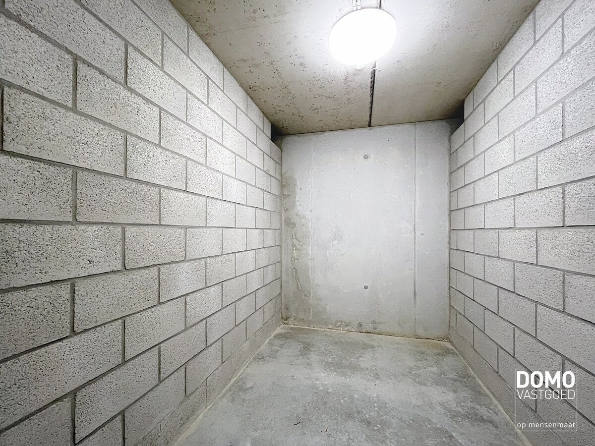 RUIM TWEE SLAAPKAMER APPARTEMENT MET TERRAS, LIFT EN AUTOSTANDPLAATS IN CENTRUM KERMT 