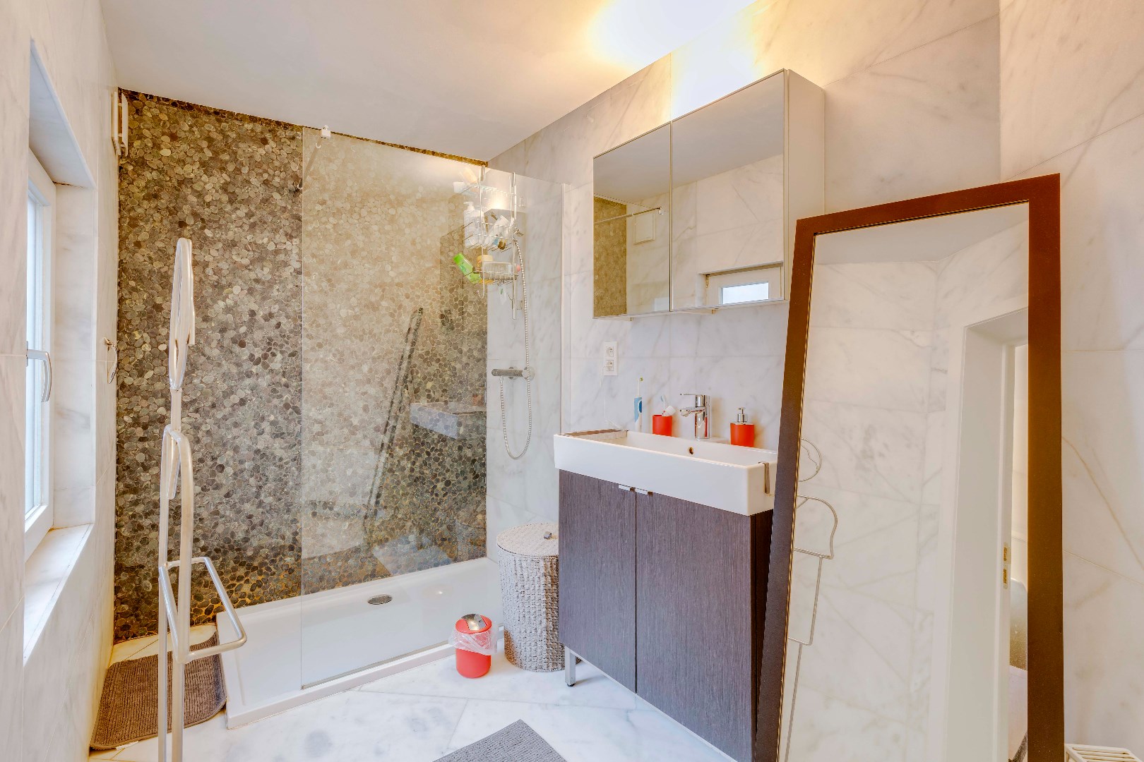 Zeer ruim 1-slaapkamer appartement met bureauruimte 