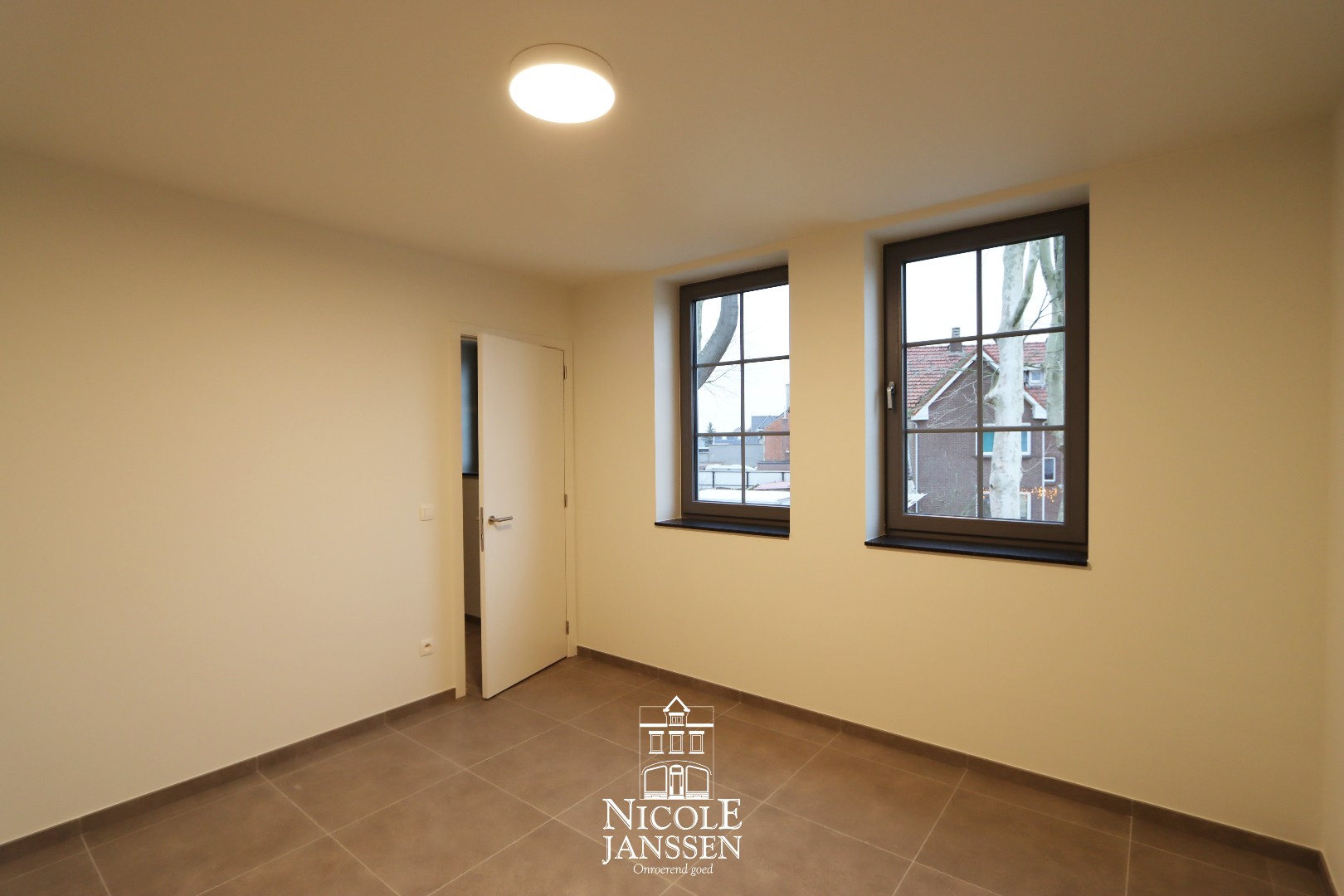 Nieuwbouwwoning met carport 