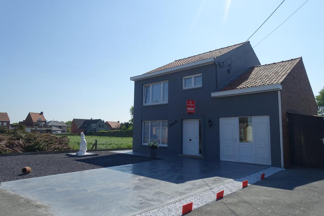 Volledig afgewerkte halfopen woning op zonnig perceel van 525 m² 