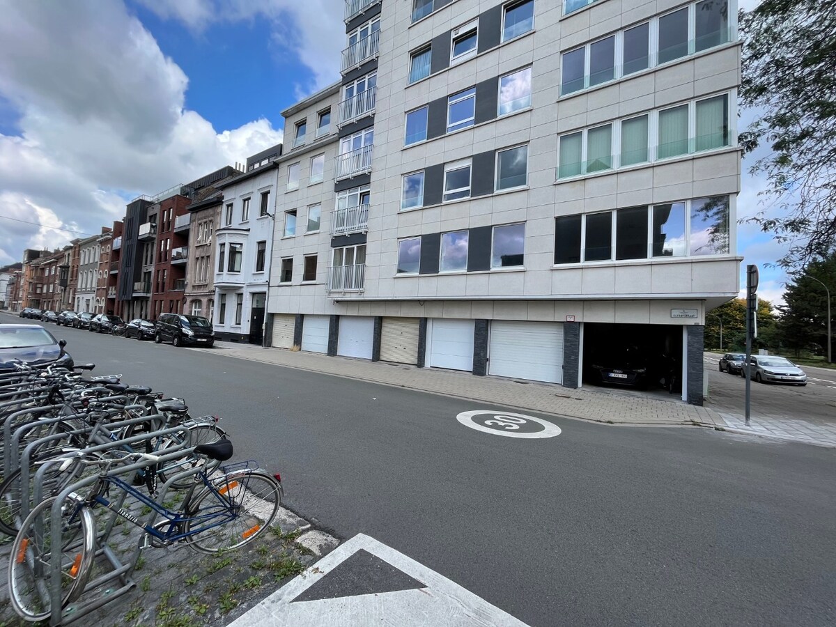 Ruim, lichtrijk appartement met garage én berging (kelder). 