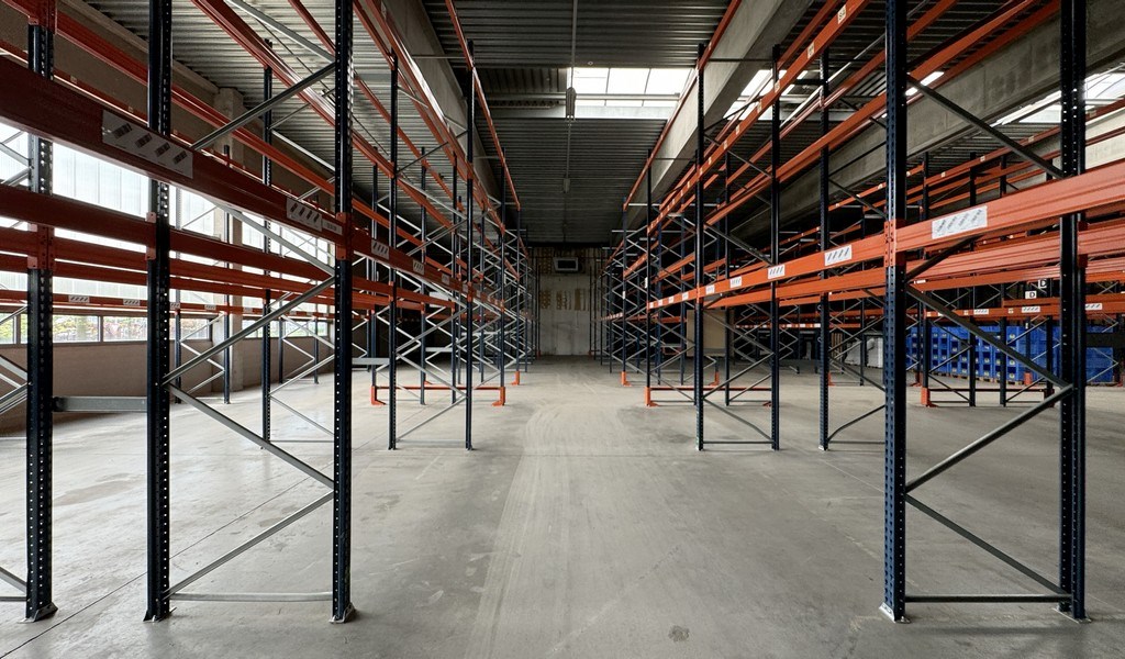 Bedrijfsgebouw met buitenopslag te huur vlakbij E17 in Zwijndrecht