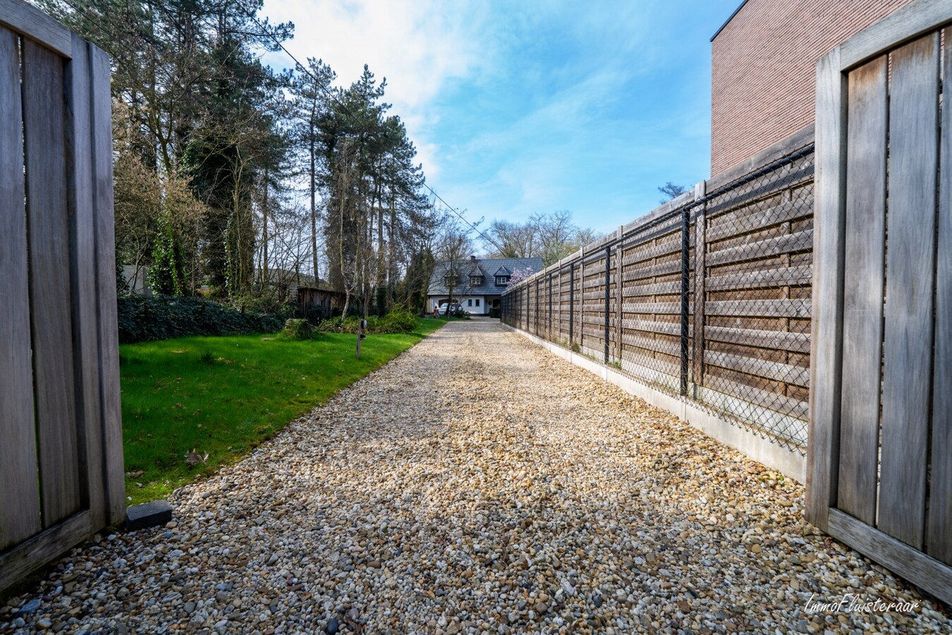 Karakteristieke woning met charmante chalet en paardenfaciliteiten op ca. 9.604 m² te Geel 
