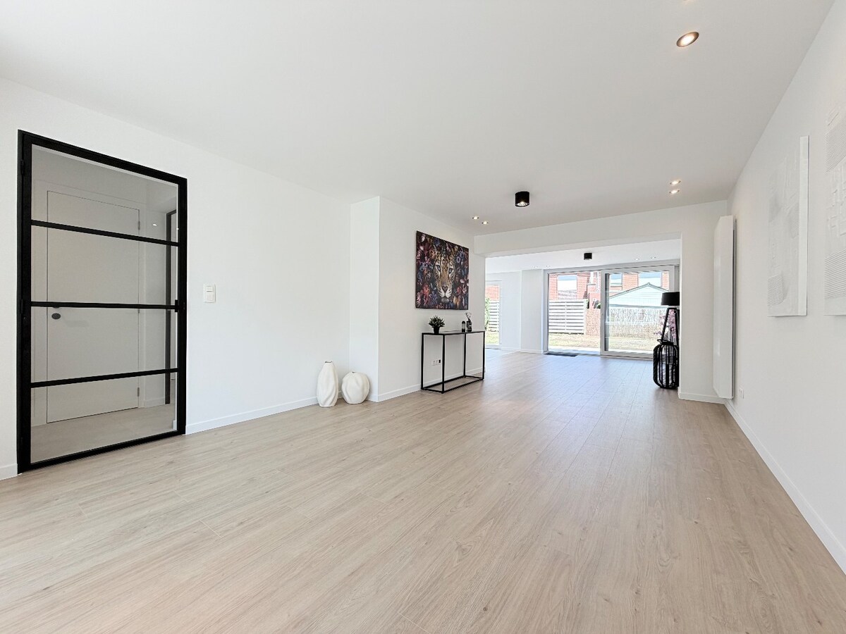 Prachtige gerenoveerde zeer ruime woning in een rustige wijk te  Gullegem ! *** NONO INSPIRED*** 