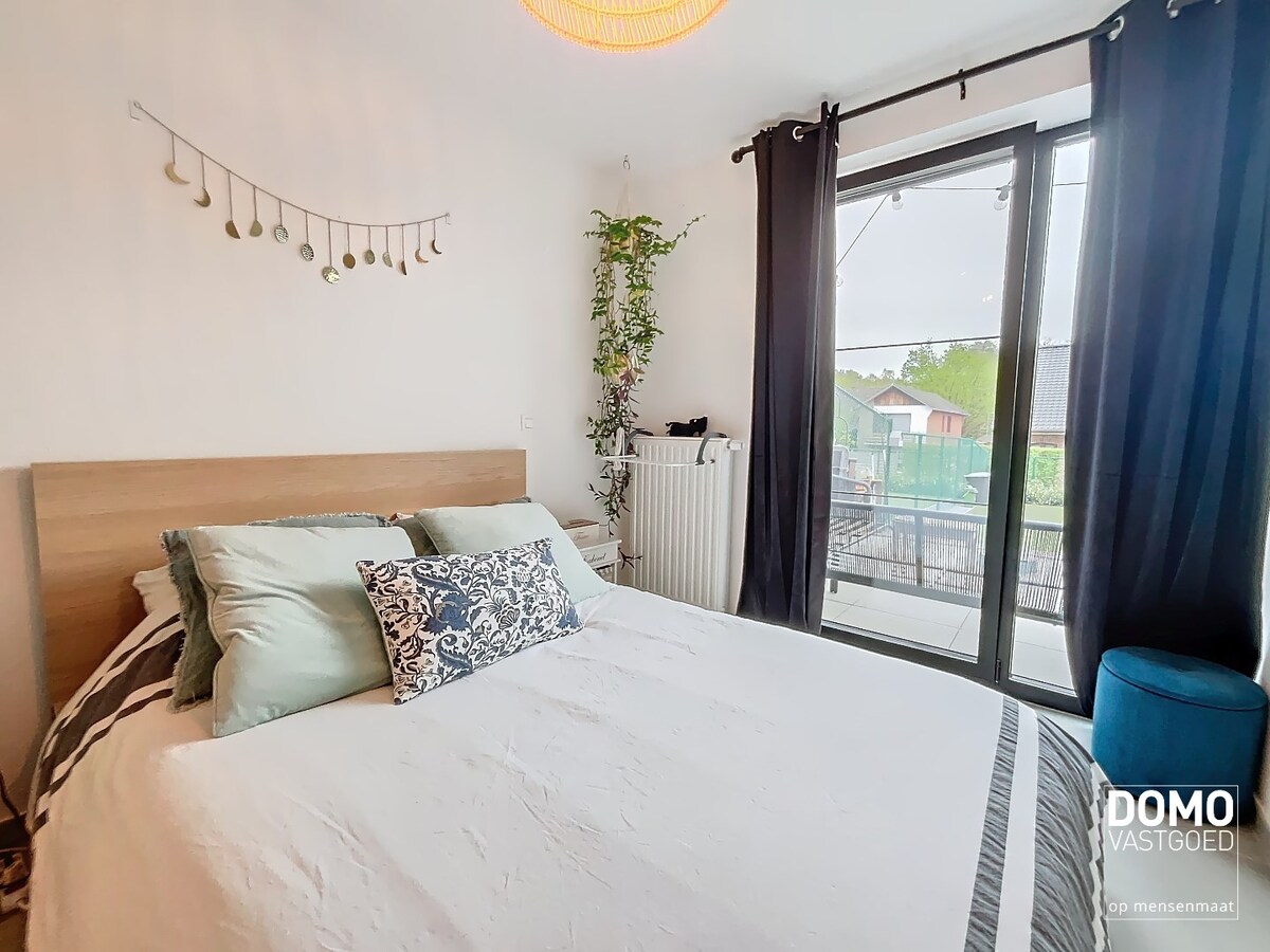 GELIJKVLOERS 1 SLAAPKAMER APPARTEMENT MET TUIN TE KERMT 