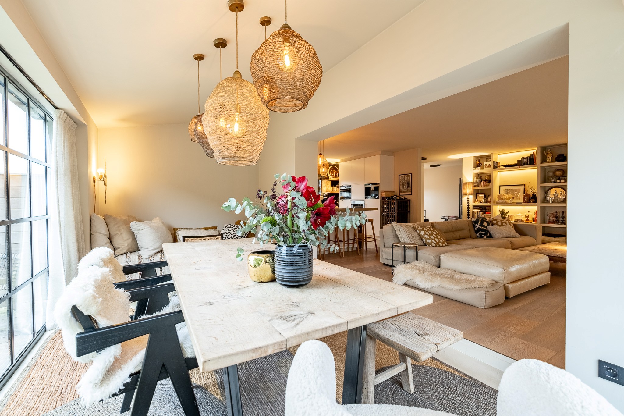 Située dans un quartier résidentiel calme et très prisé de Knokke, cette maison entièrement rénovée offre une combinaison parfaite de confort contemporain, de lumière et d'élégance raffinée. 