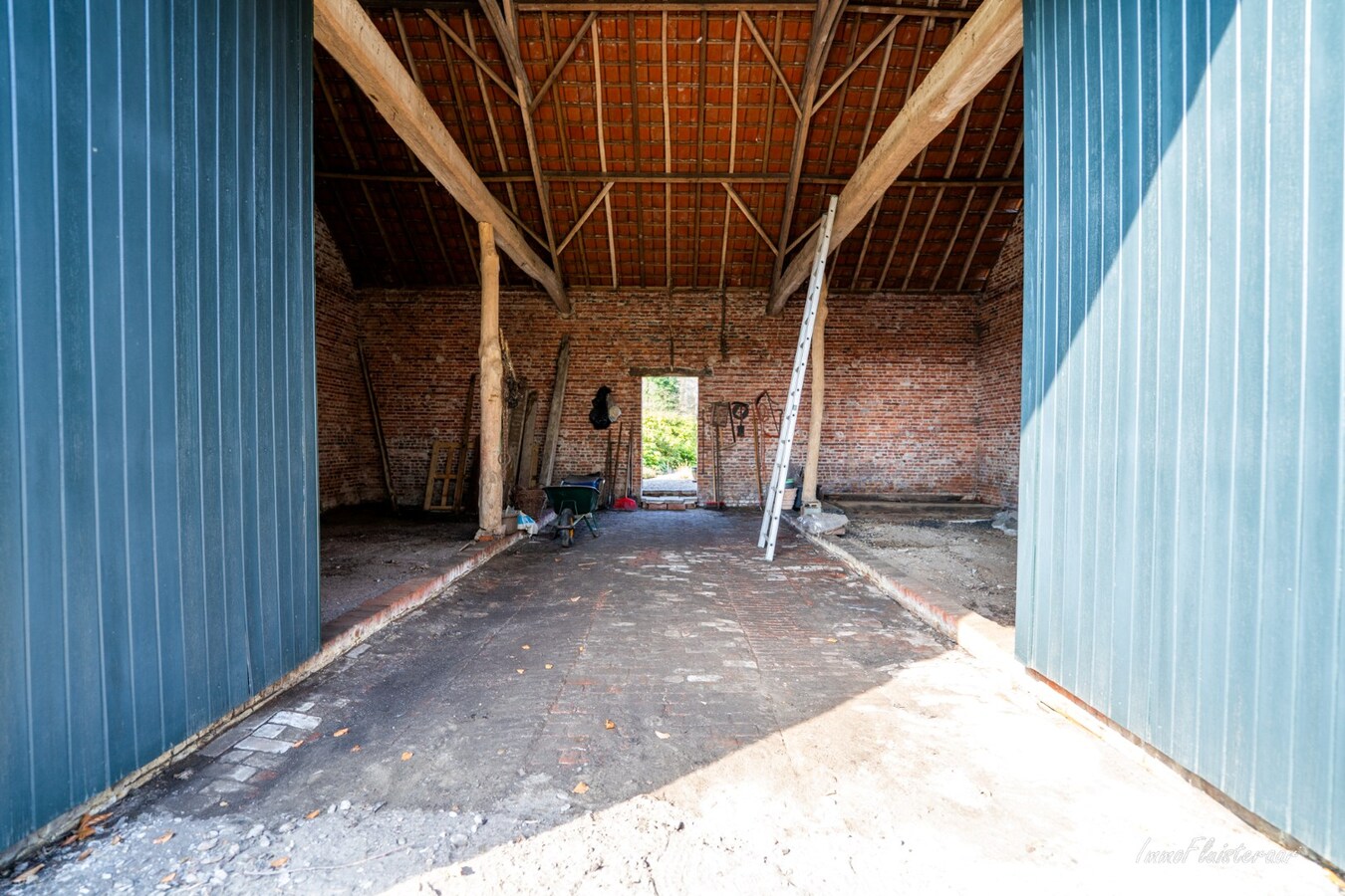 Statige woning met opslagruimte en stalgebouw op ca. 11.391 m2 te Geel 