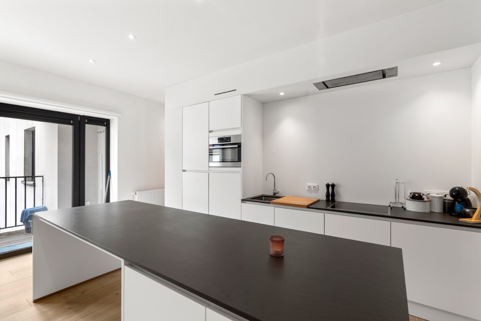 Magnifique appartement de 2 chambres avec terrasse ensoleillée à proximité du centre. 