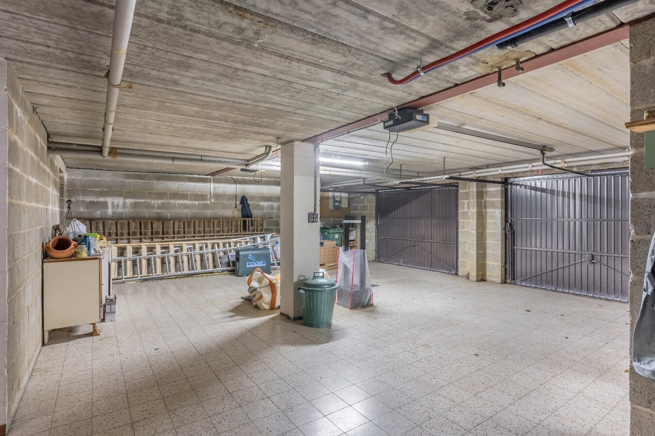 Ruime woning met garage, tuin en 3 slaapkamers op een zeer rustige locatie. 