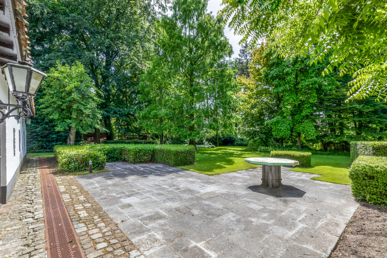 Authentieke hoeve in uitzonderlijke conditie op een perceel van 5.263 m² te Malle aangrenzend aan bosrijk gebied. 