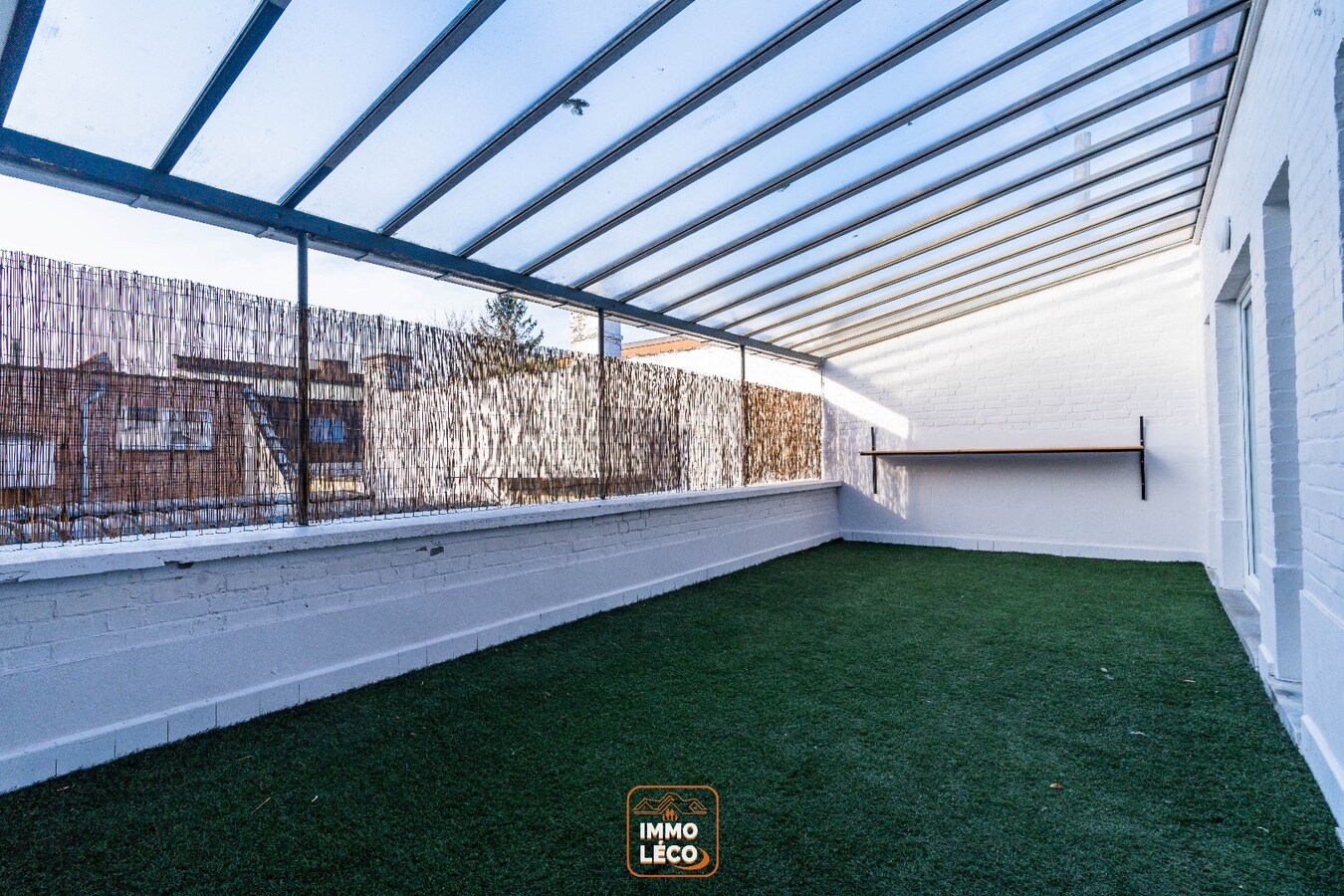 Magnifique appartement DUPLEX avec grande terrasse de 30m2, en plein centre-ville avec facilités de stationnement ! 